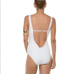 Laundry By Shelli Segal Swim - NWOT. Laundry by Shelli Segal One Piece Swimsuit. Laundry By Shelli Segal Swim - NWOT. Laundry by Shelli Segal One Piece Swimsuit.